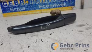 Używane Uchwyt drzwi lewych tylnych wersja 4-drzwiowa Mitsubishi Outlander (CU) 2.0 16V 4x2 Cena € 20,00 Procedura marży oferowane przez Autorec. Gebr. Prins b.v.