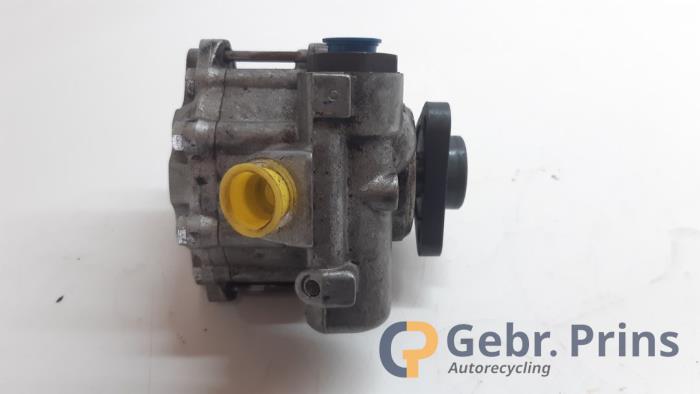 Servostyrningspump från en BMW X3 (E83) 3.0d 24V 2004