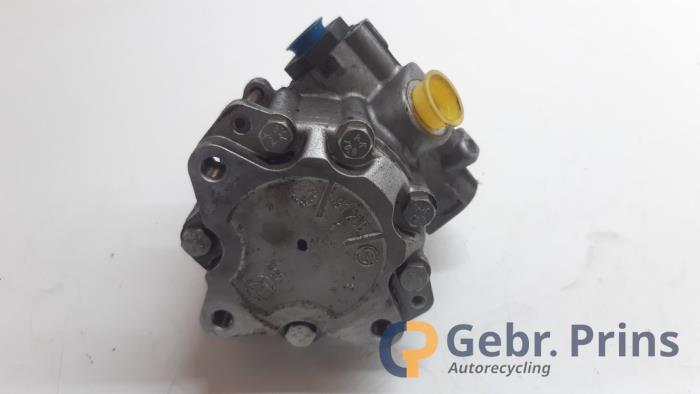 Servostyrningspump från en BMW X3 (E83) 3.0d 24V 2004