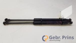 Gebruikte Gasdemperset Kofferdeksel Toyota iQ 1.0 12V VVT-i Prijs € 20,00 Margeregeling aangeboden door Autorec. Gebr. Prins b.v.