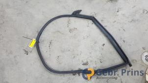 Begagnade Dörrtätning, 4-dörrars, höger bak Tesla Model 3 Long Range 72kWh Pris € 40,00 Marginaltabell erbjuds av Autorec. Gebr. Prins b.v.