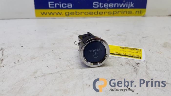 Start/stopp-brytare från en Toyota Yaris III (P13) 1.5 16V Hybrid 2018