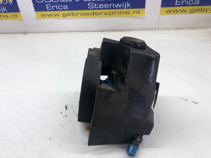 Servostyrningspump från en Peugeot 206 (2A/C/H/J/S) 1.6 XS,XT 1998