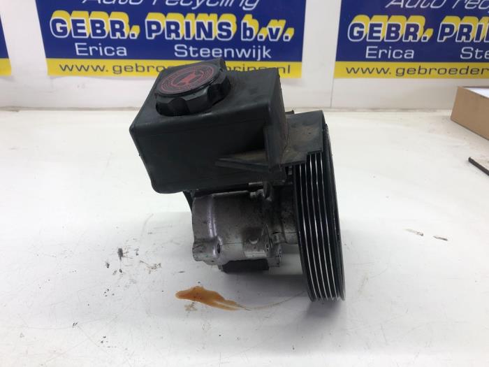 Servostyrningspump från en Peugeot 206 (2A/C/H/J/S) 1.6 XS,XT 1998