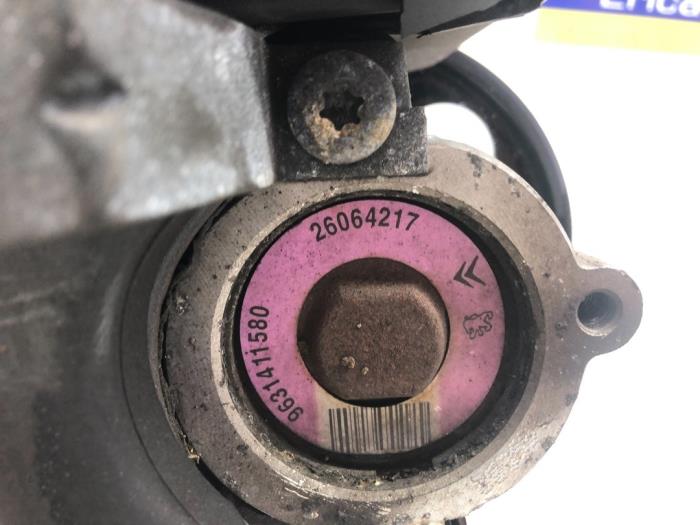 Servostyrningspump från en Peugeot 206 (2A/C/H/J/S) 1.6 XS,XT 1998