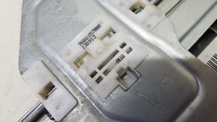 Fönstermekanism, 2-dörrars, höger fram från en Peugeot Partner (GC/GF/GG/GJ/GK) 1.6 HDI 90 2014