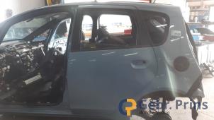 Używane Drzwi lewe tylne wersja 4-drzwiowa Mitsubishi Colt (Z2/Z3) 1.3 16V Cena € 75,00 Procedura marży oferowane przez Autorec. Gebr. Prins b.v.