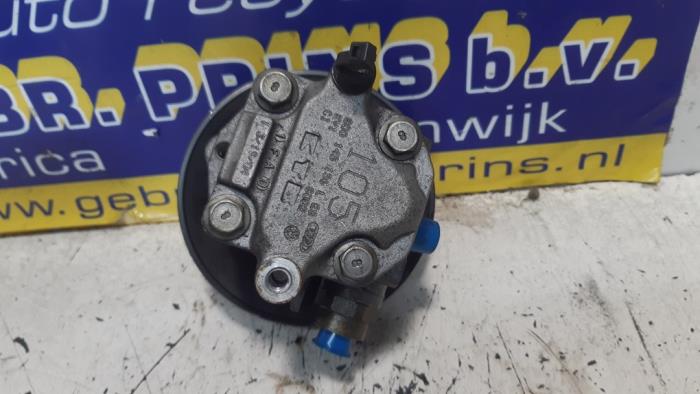 Servostyrningspump från en Volkswagen Passat Variant (3B6) 2.0 20V 2004