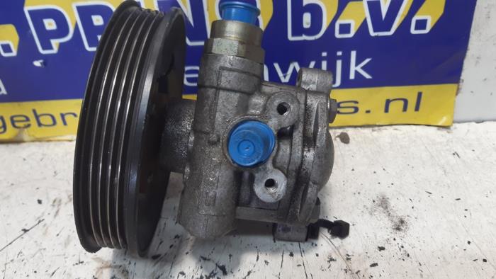 Servostyrningspump från en Volkswagen Passat Variant (3B6) 2.0 20V 2004