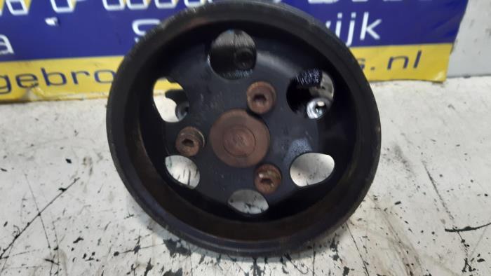 Servostyrningspump från en Volkswagen Passat Variant (3B6) 2.0 20V 2004
