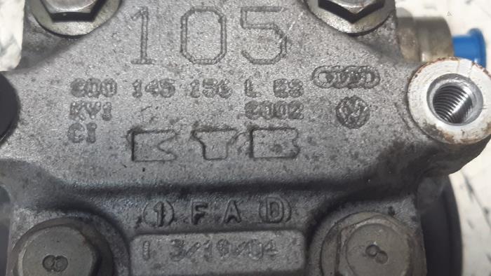 Servostyrningspump från en Volkswagen Passat Variant (3B6) 2.0 20V 2004