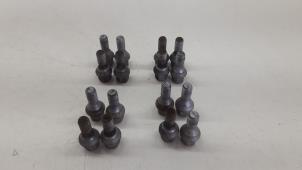 Gebruikte Wielbouten set Renault Twingo III (AH) 1.0 SCe 70 12V Prijs € 20,00 Margeregeling aangeboden door Autorec. Gebr. Prins b.v.