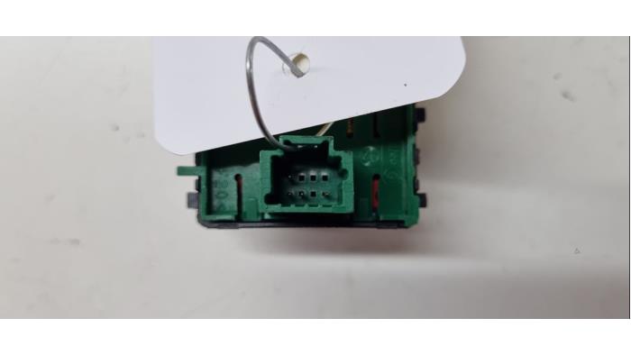 ASR-brytare från en Renault Clio IV (5R) 1.5 dCi 90 FAP 2015