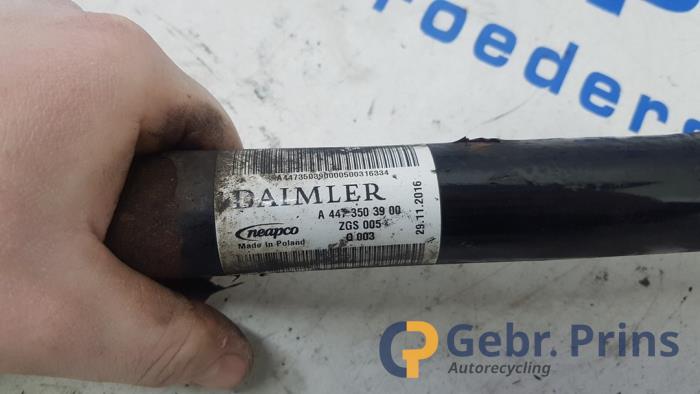 Drivaxel, höger bak från en Mercedes-Benz V (447.8) 2.1 250 BlueTEC, 250 d 16V 2017