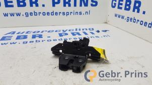 Begagnade Låsmekanism, baklucka Opel Karl 1.0 12V Pris € 20,00 Marginaltabell erbjuds av Autorec. Gebr. Prins b.v.