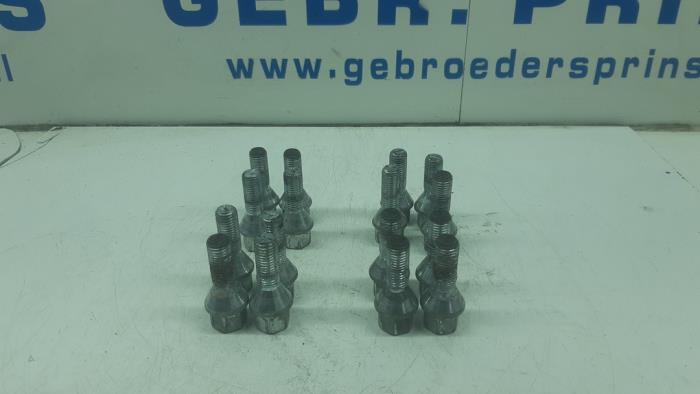 Wielbouten set van een Renault Twingo II (CN) 1.2 16V 2012