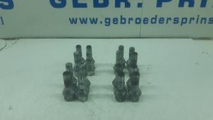 Gebruikte Wielbouten set Renault Twingo II (CN) 1.2 16V Prijs € 20,00 Margeregeling aangeboden door Autorec. Gebr. Prins b.v.