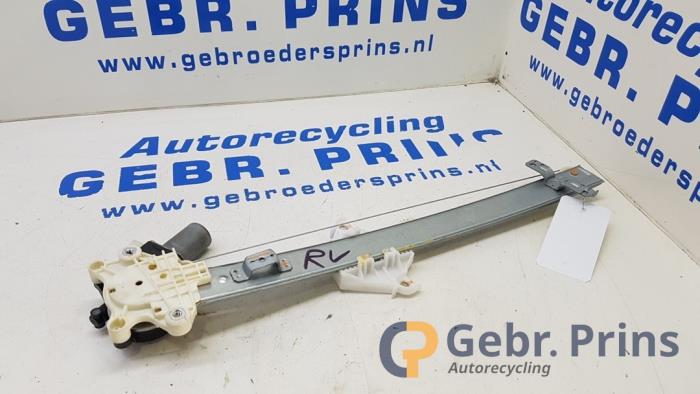 Fönstermekanism, 4-dörrars, höger fram från en Suzuki Celerio (LF) 1.0 12V 2016