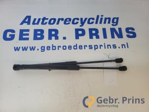 Gebruikte Set Gasdempers Achterklep Kia Niro I (DE) 1.6 GDI PHEV Prijs € 40,00 Margeregeling aangeboden door Autorec. Gebr. Prins b.v.