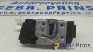 Gebruikte Slotmechaniek achterdeur Bus-Bestel Mercedes Sprinter 3,5t (907.6/910.6) 314 CDI 2.1 D FWD Prijs € 24,20 Inclusief btw aangeboden door Autorec. Gebr. Prins b.v.