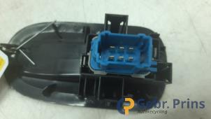 Gebruikte Elektrisch Raam Schakelaar Renault Master III (MA/MB/MC/MD/MH/MF/MG/MH) 2.3 dCi 16V Prijs € 12,10 Inclusief btw aangeboden door Autorec. Gebr. Prins b.v.