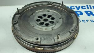 Begagnade Tvåmassesvänghjul Opel Corsa E 1.0 SIDI Turbo 12V Pris € 100,00 Marginaltabell erbjuds av Autorec. Gebr. Prins b.v.