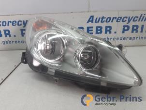 Gebruikte Koplamp rechts Opel Corsa D 1.4 16V Twinport Prijs € 60,00 Margeregeling aangeboden door Autorec. Gebr. Prins b.v.