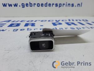 Używane Przelacznik elektrycznej szyby Mercedes A (177.0) 1.3 A-200 Turbo 16V Cena € 15,00 Procedura marży oferowane przez Autorec. Gebr. Prins b.v.