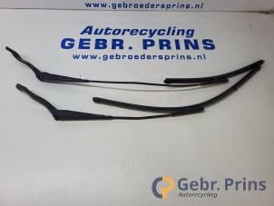 Gebruikte Ruitenwisserarm set Opel Corsa D 1.2 16V Prijs € 15,00 Margeregeling aangeboden door Autorec. Gebr. Prins b.v.
