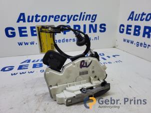 Begagnade Dörrlåsmekanism, 4-dörrars, höger fram Volkswagen Sharan (7N) 1.4 TSI 16V Pris € 50,00 Marginaltabell erbjuds av Autorec. Gebr. Prins b.v.