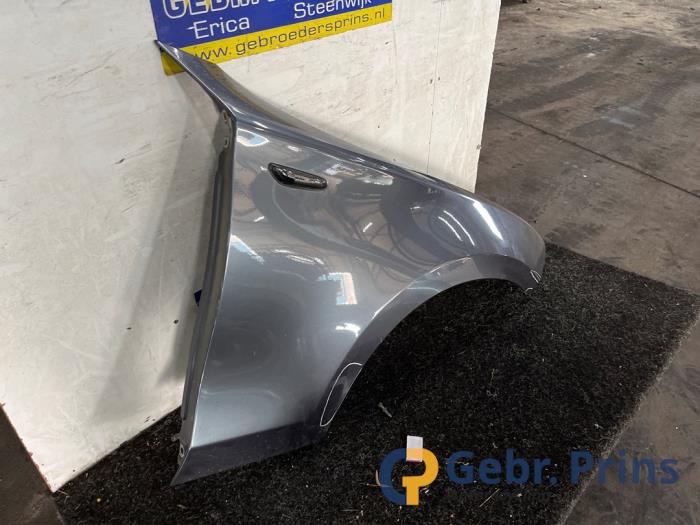 Spatbord rechts-voor van een BMW 1 serie (E87/87N) 118d 16V 2007
