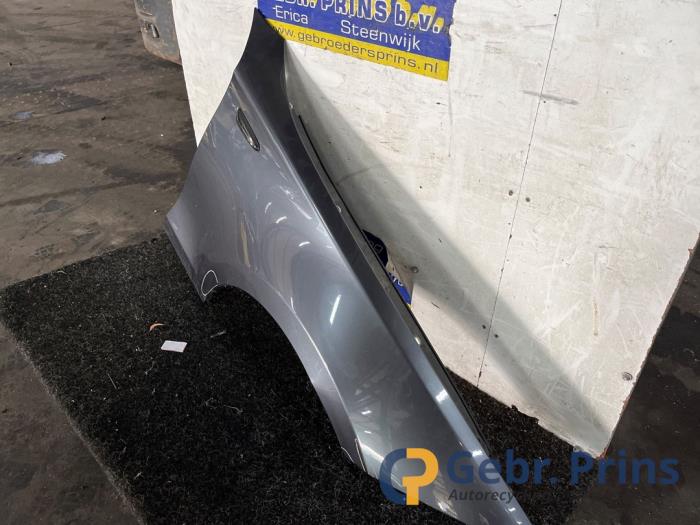 Spatbord rechts-voor van een BMW 1 serie (E87/87N) 118d 16V 2007