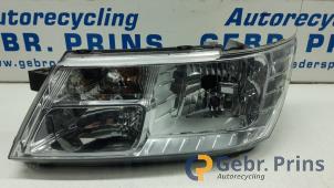 Używane Reflektor lewy Dodge Journey 2.4 16V Cena € 75,00 Procedura marży oferowane przez Autorec. Gebr. Prins b.v.