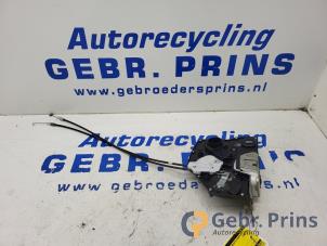 Begagnade Dörrlåsmekanism, 4-dörrars, höger fram Suzuki Swift (ZA/ZC/ZD1/2/3/9) 1.3 VVT 16V Pris € 20,00 Marginaltabell erbjuds av Autorec. Gebr. Prins b.v.