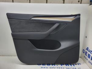 Begagnade List, framdörr, 4-dörrars, vänster Tesla Model Y (5YJY) RWD Pris € 225,00 Marginaltabell erbjuds av Autorec. Gebr. Prins b.v.