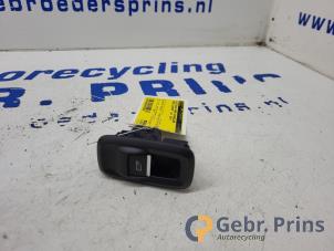Używane Przelacznik elektrycznej szyby Ford EcoSport (JK8) 1.5 Ti-VCT 16V Cena € 10,00 Procedura marży oferowane przez Autorec. Gebr. Prins b.v.