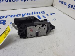 Begagnade Dörrlåsmekanism, 4-dörrars, vänster bak Volvo V60 II (ZW) 2.0 B3 16V Mild Hybrid Pris € 75,00 Marginaltabell erbjuds av Autorec. Gebr. Prins b.v.