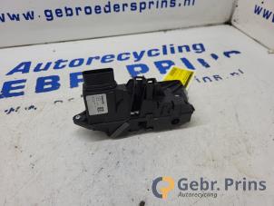 Gebruikte Deurslot Mechaniek 4Deurs links-voor Volvo V60 II (ZW) 2.0 B3 16V Mild Hybrid Prijs € 75,00 Margeregeling aangeboden door Autorec. Gebr. Prins b.v.