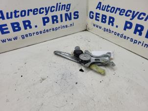 Begagnade Fönstermekanism för bakre dörr, 4-dörrars, vänster Suzuki Vitara (LY/MY) 1.6 16V VVT Pris € 50,00 Marginaltabell erbjuds av Autorec. Gebr. Prins b.v.
