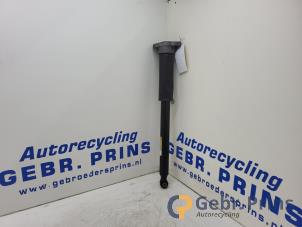 Używane Amortyzator lewy tyl Mercedes C (W205) C-180 1.6 16V Cena € 40,00 Procedura marży oferowane przez Autorec. Gebr. Prins b.v.