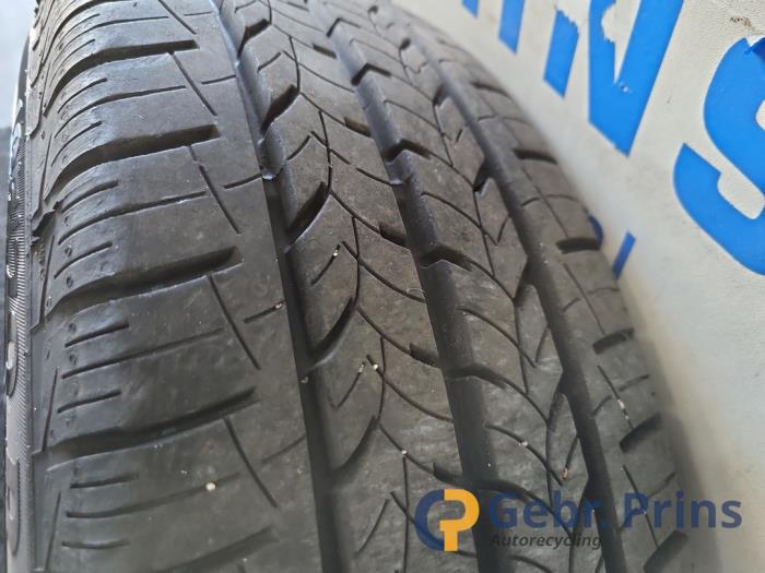 Hjuluppsättning + däck från en Volkswagen Transporter T4 2.5 TDI 2001