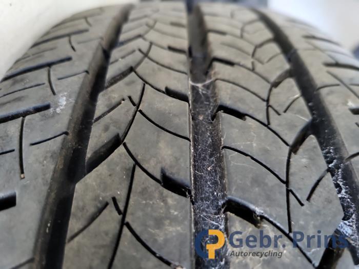 Hjuluppsättning + däck från en Volkswagen Transporter T4 2.5 TDI 2001