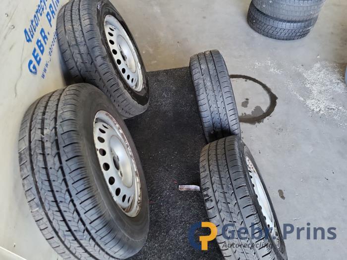 Hjuluppsättning + däck från en Volkswagen Transporter T4 2.5 TDI 2001