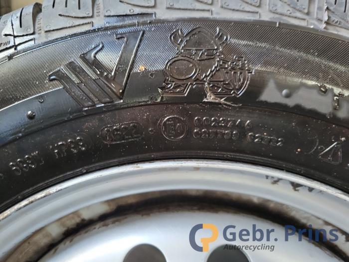 Hjuluppsättning + däck från en Volkswagen Transporter T4 2.5 TDI 2001