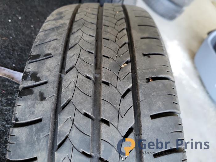 Hjuluppsättning + däck från en Volkswagen Transporter T4 2.5 TDI 2001