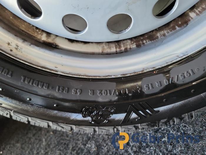 Hjuluppsättning + däck från en Volkswagen Transporter T4 2.5 TDI 2001