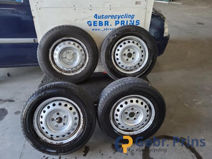 Hjuluppsättning + däck från en Volkswagen Transporter T4 2.5 TDI 2001