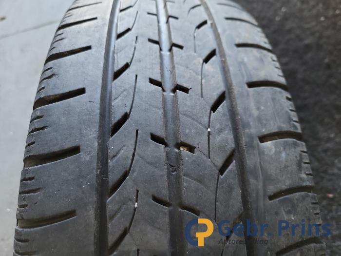 Hjuluppsättning + däck från en Volkswagen Transporter T4 2.5 TDI 2001