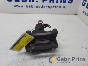 Używane Zacisk hamulcowy prawy tyl Opel Vivaro 1.6 CDTI 115 Cena € 42,35 Z VAT oferowane przez Autorec. Gebr. Prins b.v.