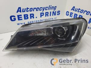 Gebruikte Koplamp links Skoda Superb Combi (3V5) 2.0 TDI Prijs € 300,00 Margeregeling aangeboden door Autorec. Gebr. Prins b.v.
